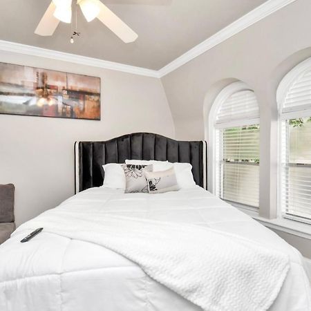 Stunning Private Room In Town Home Houston Bagian luar foto