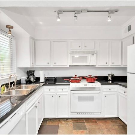 Stunning Private Room In Town Home Houston Bagian luar foto