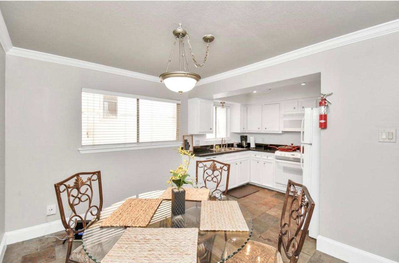 Stunning Private Room In Town Home Houston Bagian luar foto