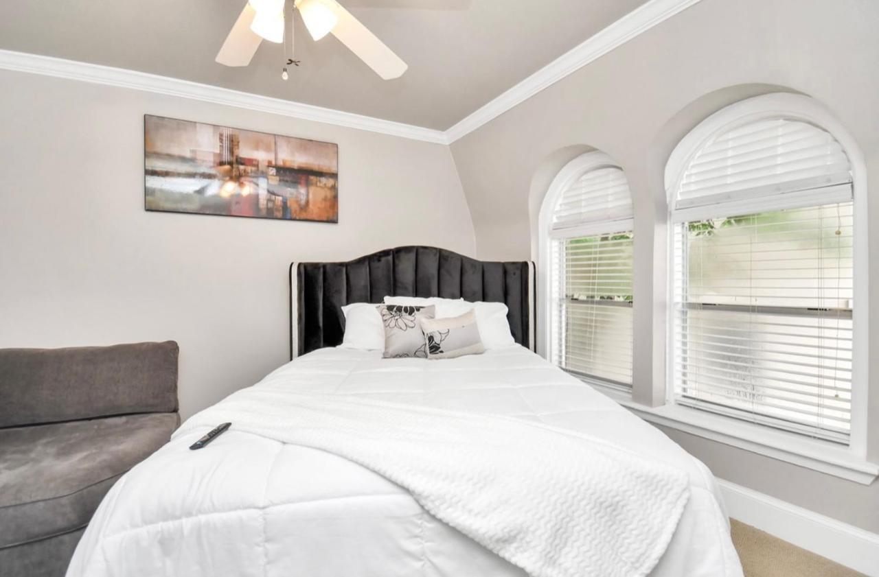 Stunning Private Room In Town Home Houston Bagian luar foto