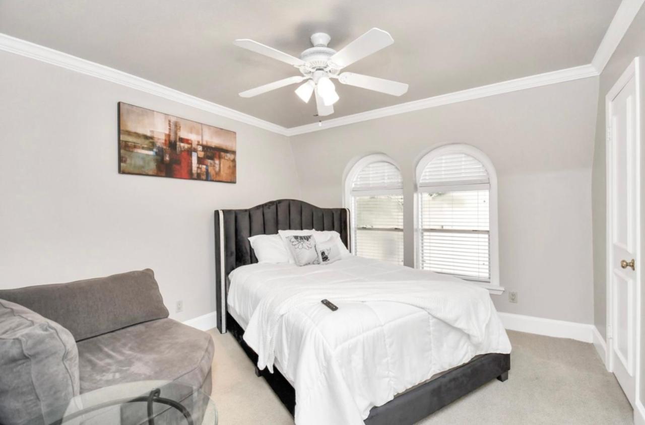 Stunning Private Room In Town Home Houston Bagian luar foto