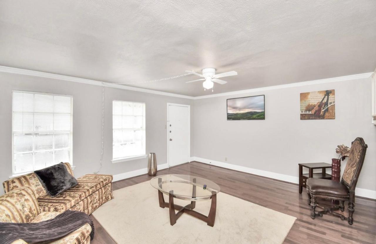 Stunning Private Room In Town Home Houston Bagian luar foto