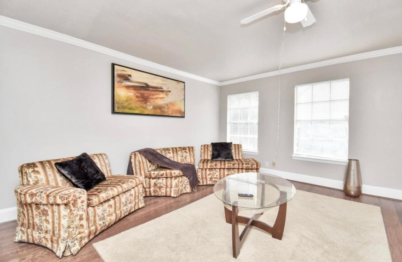 Stunning Private Room In Town Home Houston Bagian luar foto