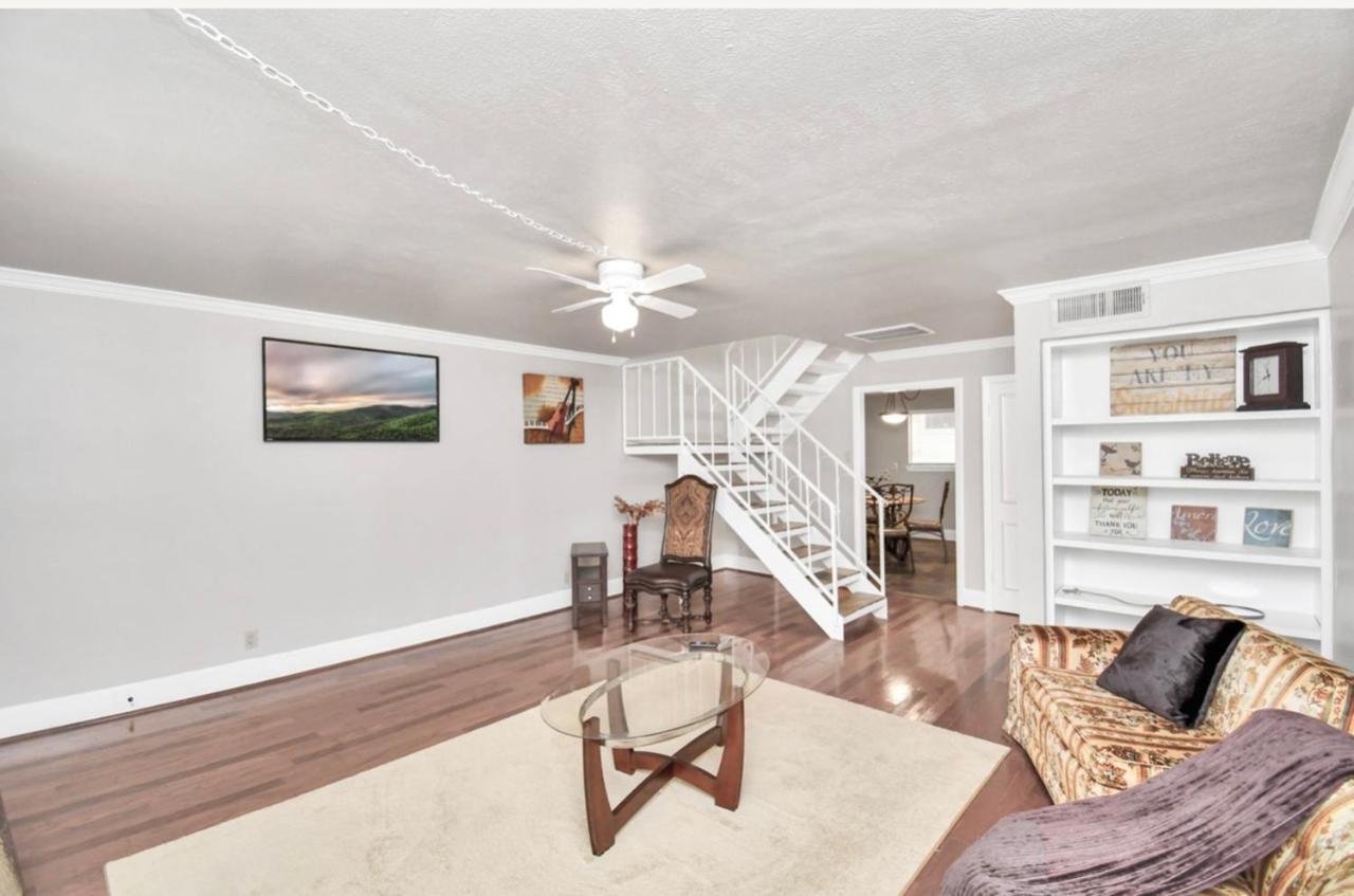 Stunning Private Room In Town Home Houston Bagian luar foto